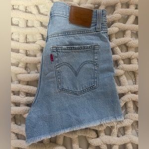 Levi’s Ribcage Shorts Size 26